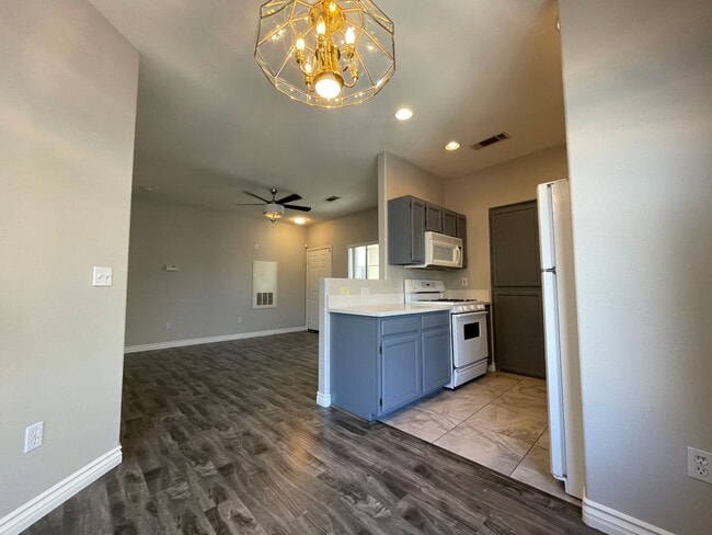 Building Photo - 2 Bedroom Summerlin Condo - Gated community