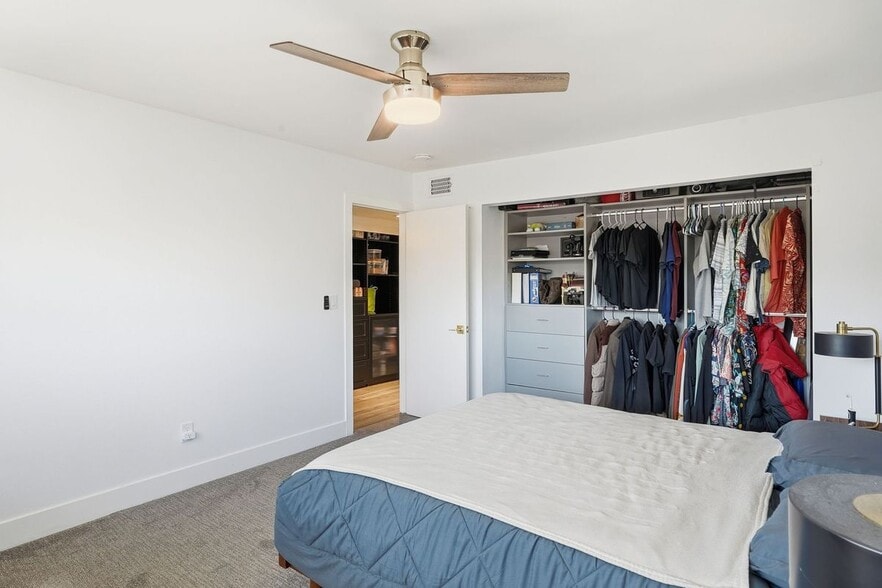 Building Photo - 450 W Vermont Ave