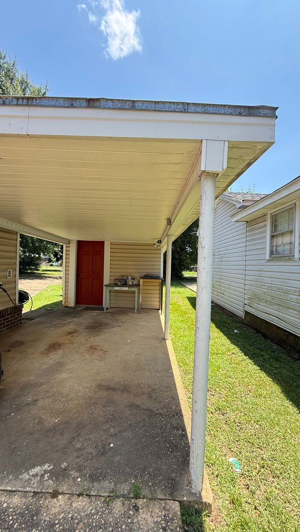Building Photo - Two bedroom Two bathroom with shop/craft room