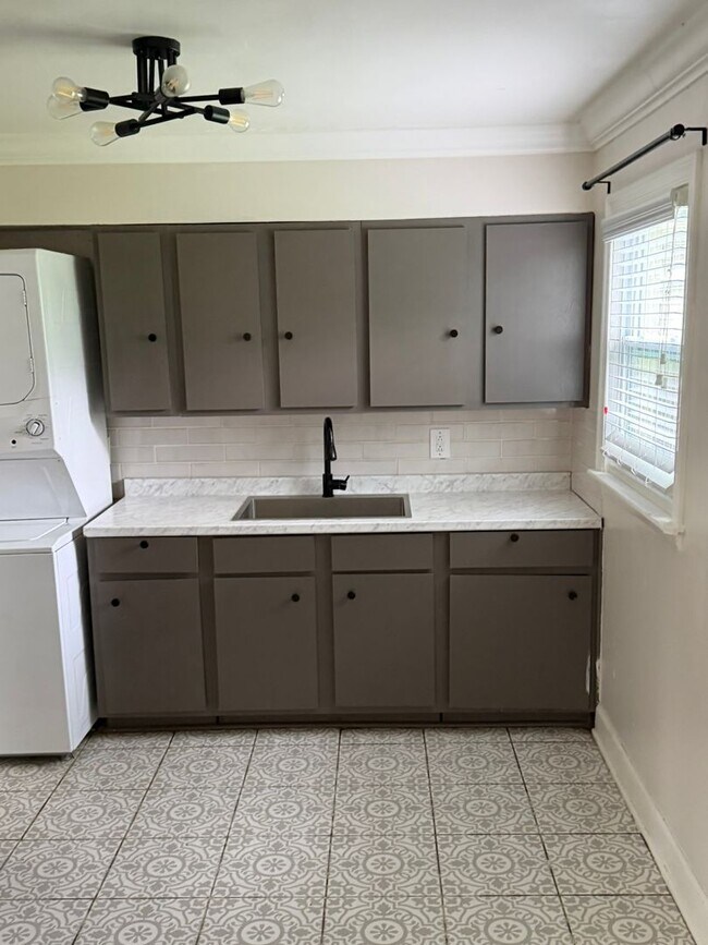 Building Photo - 3 BR/1BA | Newly Renovated Cottage| Cove security system| Fully fenced backyard