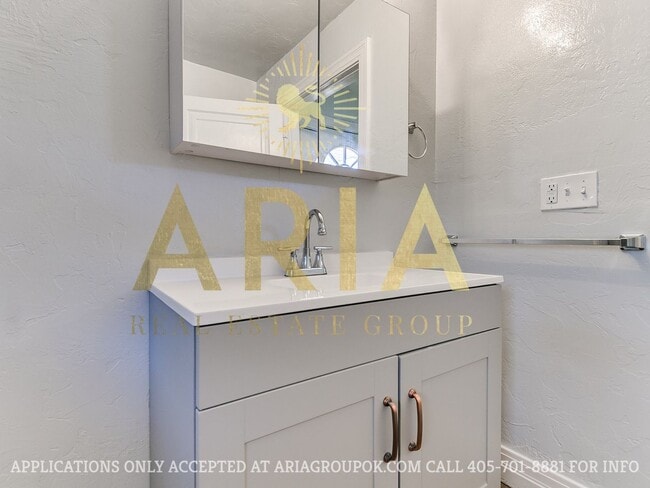 Building Photo - COMING SOON! 2 Bed/2 Bath Duplex Super Clo...