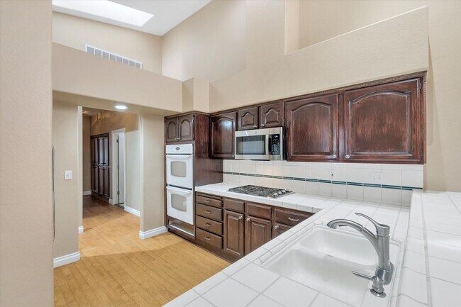 Building Photo - Great Single Story Summerlin Area Pool Home