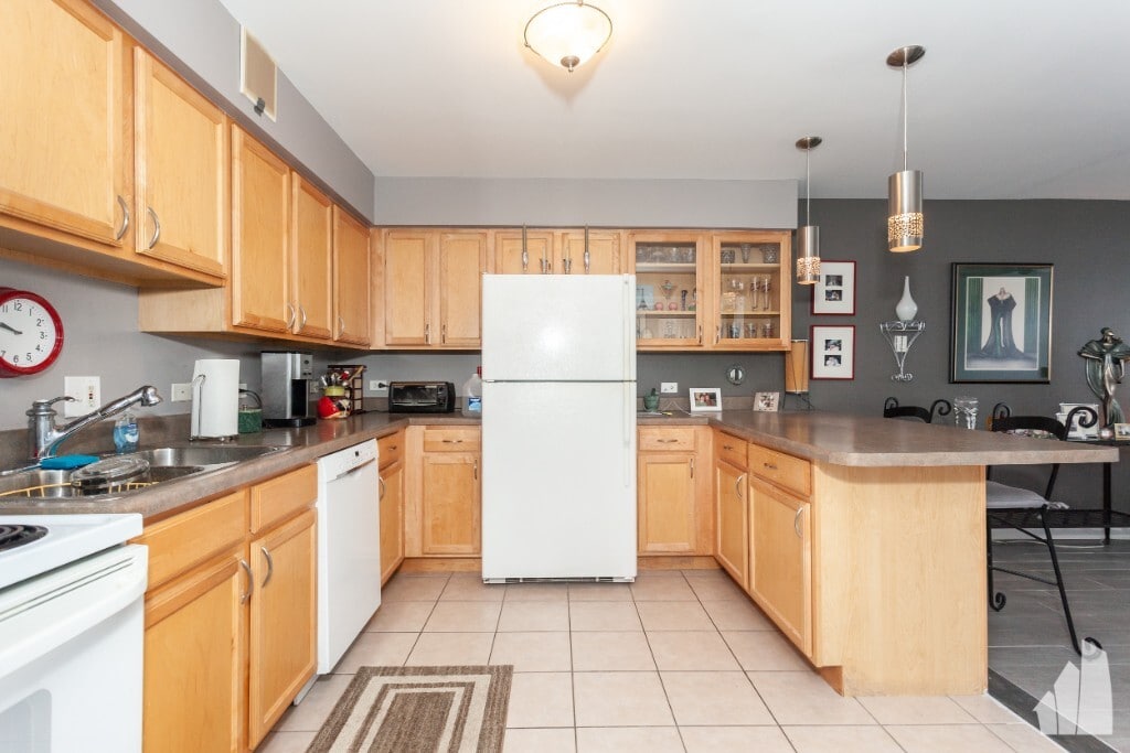 Building Photo - 5854 N Kenmore Ave