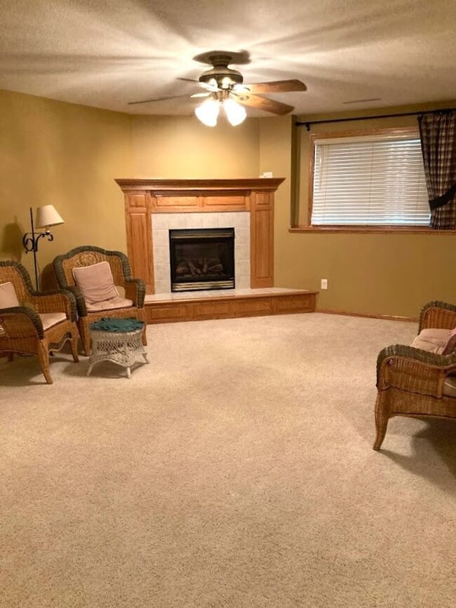 Building Photo - 4 Bedroom Twin Home