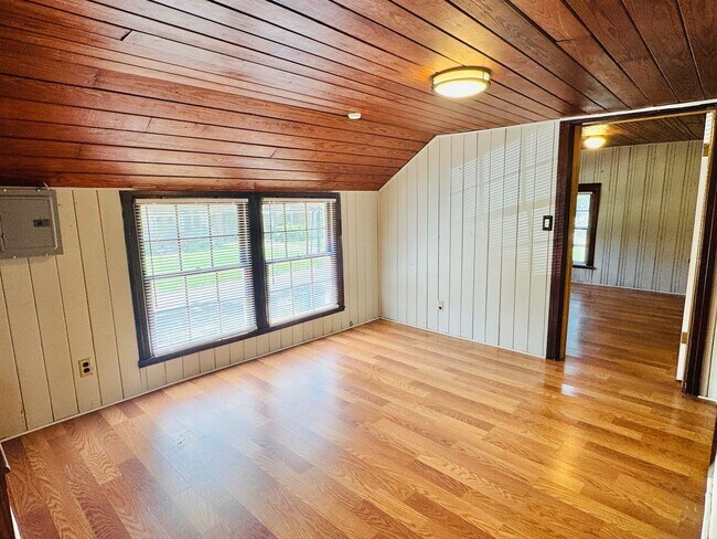 Building Photo - Charming 5-Bedroom Home with In-Law Suite ...