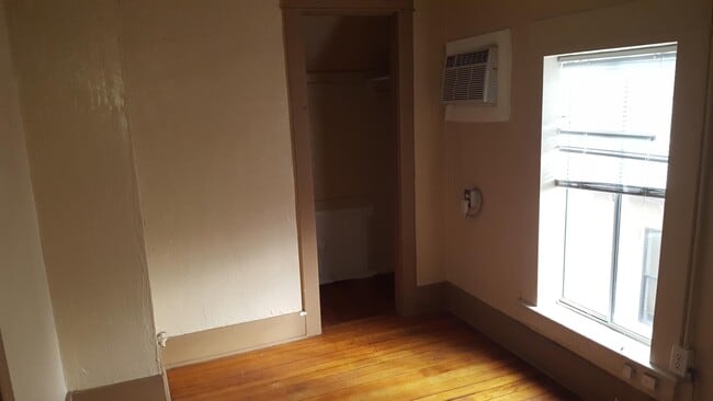 Primary Photo - 918 E 6th St