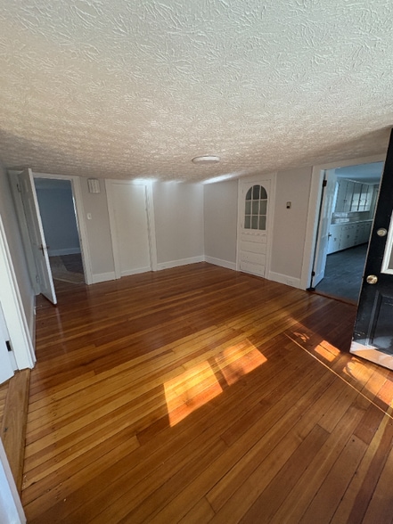 Building Photo - 891 Mammoth Rd