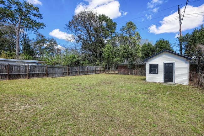 Building Photo - 2210 N Fernwood Dr