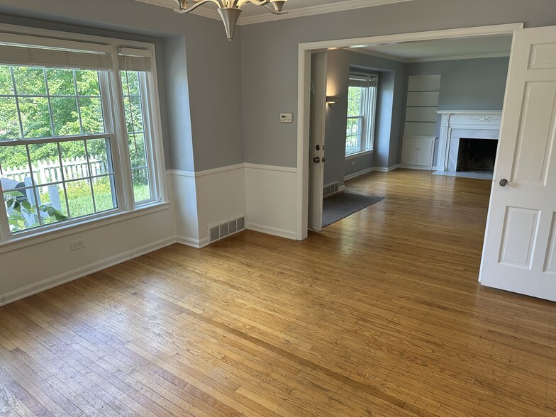 Open living room / dining room area. - 5101 Boulevard Pl