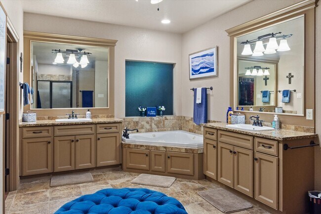 Building Photo - 785 Lake Forest