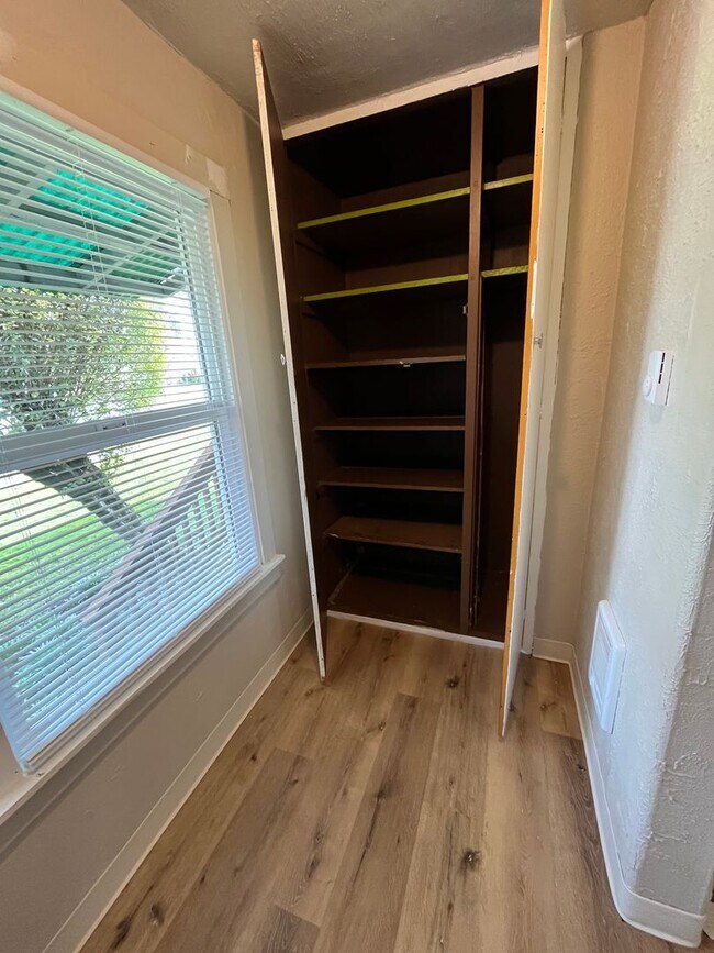 Building Photo - BEL250