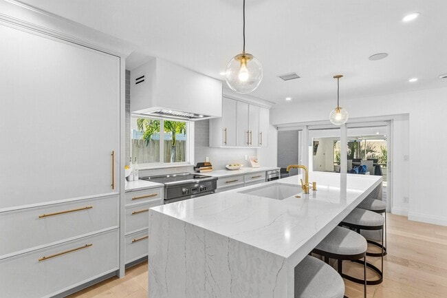 Building Photo - 735 NE 6th St