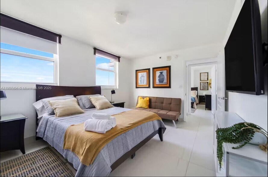 Building Photo - 1200 Brickell Bay Dr