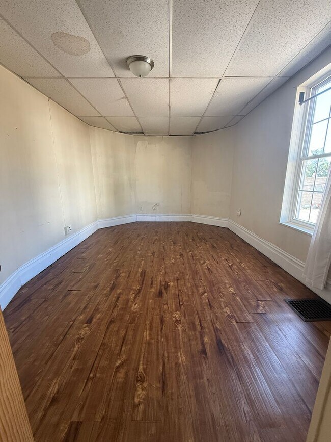 Interior Photo - 382 Forest Avenue