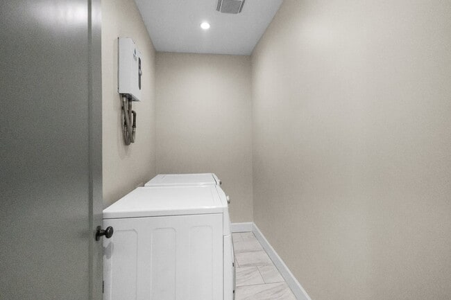 Building Photo - Great Location in Glendale