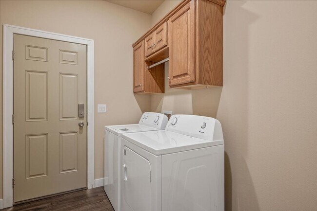 Building Photo - Modern, spacious, and move-in ready—this is the rental you’ve been waiting for!