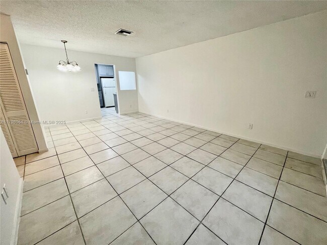 Building Photo - 10992 Royal Palm Blvd