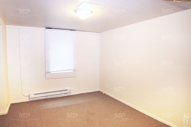 Building Photo - Three Bedroom Duplex Close to CSU!