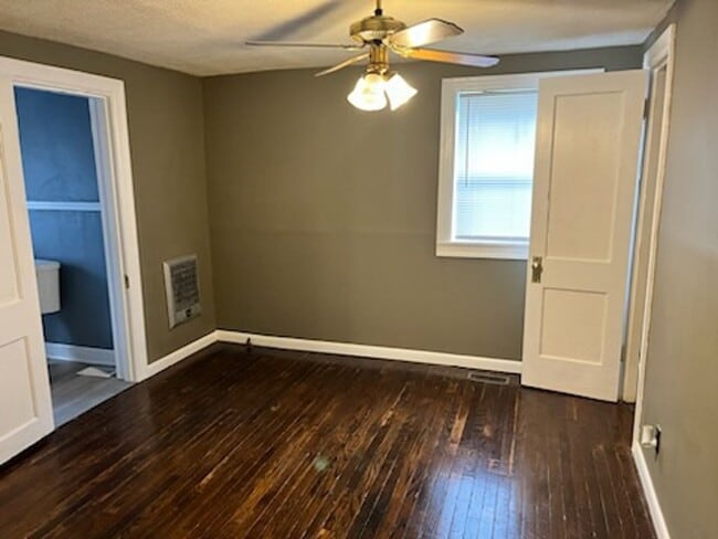 Building Photo - Centrally located home in Nashville