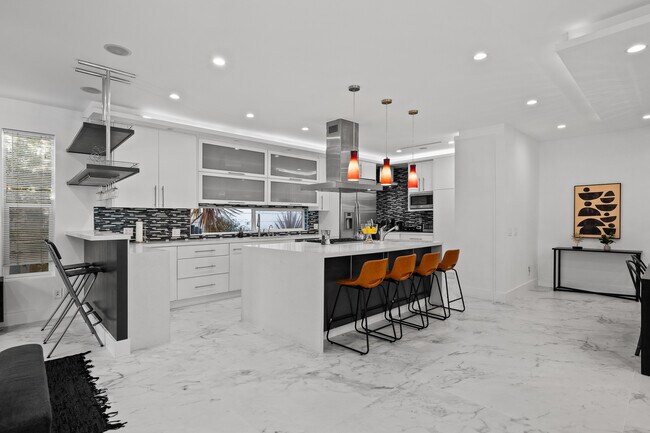 Building Photo - 355 S Sycamore Ave