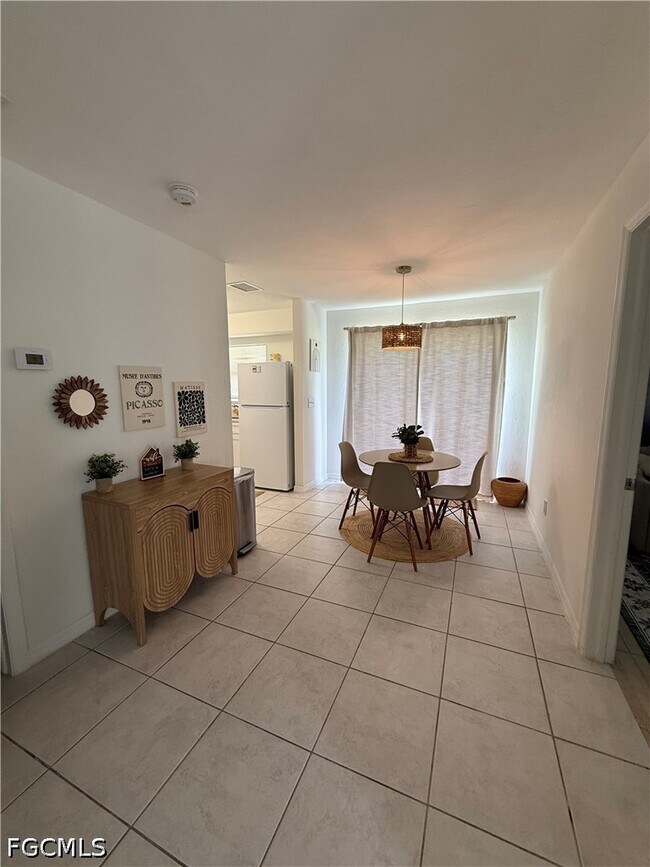 Building Photo - 525 SE Van Loon Terrace