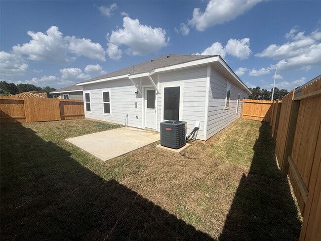 Building Photo - 15881 Berry Hl Dr