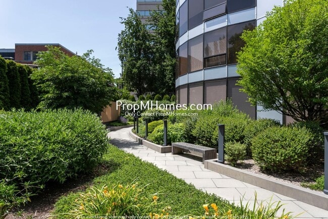 Building Photo - Luxurious Two Bedroom High-Rise Living at the Portland Plaza!