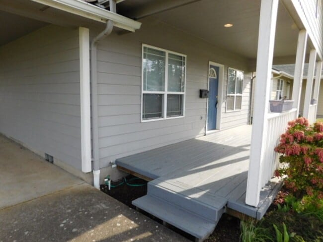 Building Photo - 2Bd/1.5Ba Single Story House - Available to View!