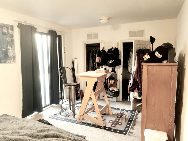 Building Photo - 1905 6th St