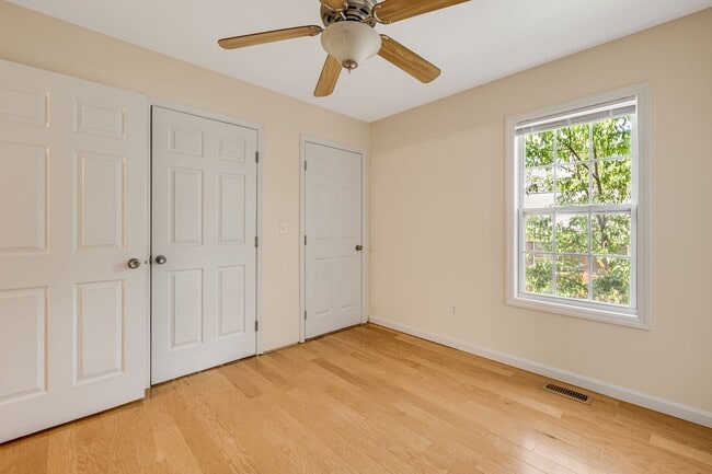 Building Photo - 3-Bedroom Home in West Asheville with Fenc...