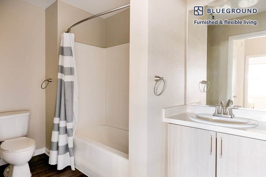 Building Photo - 5684 Bay St