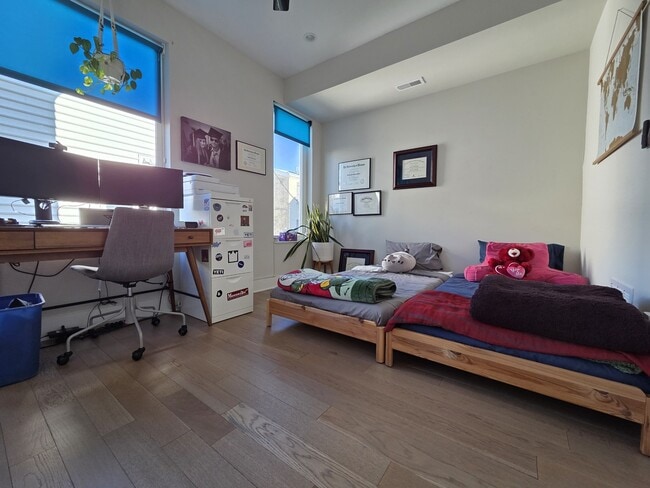 Building Photo - 1227 N Leithgow St