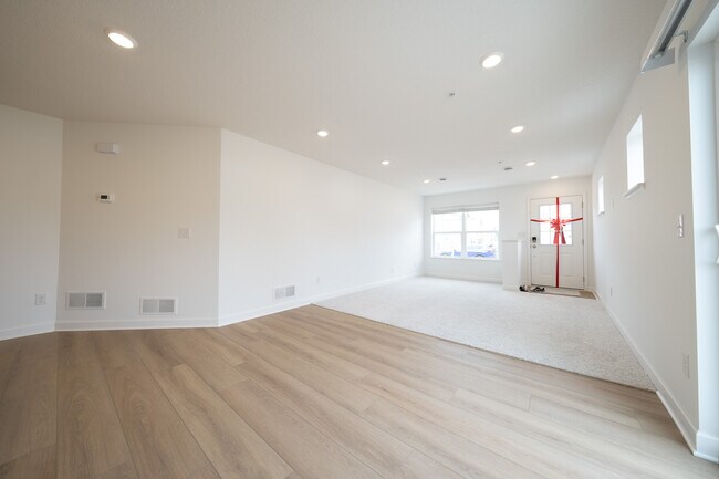 Building Photo - 15004 Ahena Curv
