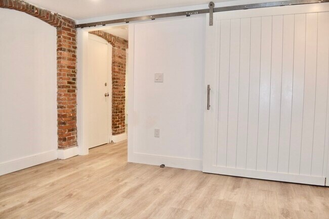 Building Photo - 322 Lowell St