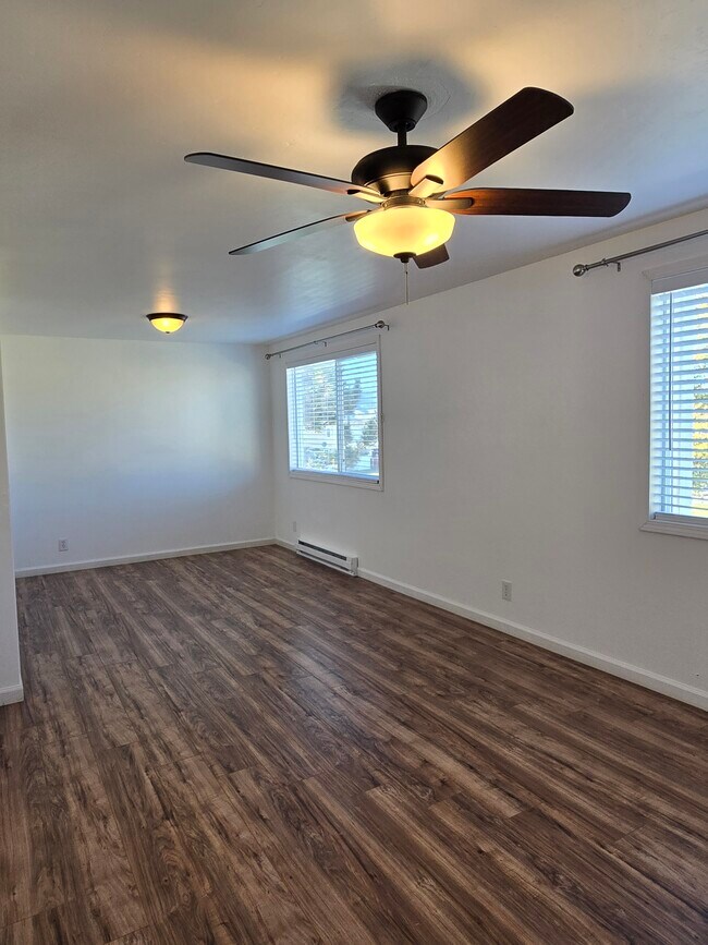 Building Photo - 1290 Redwood Cir