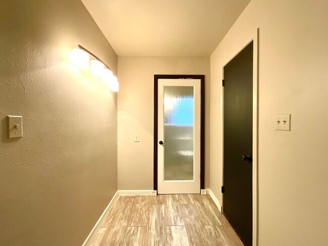 Building Photo - 5303 Shady Oak Cir