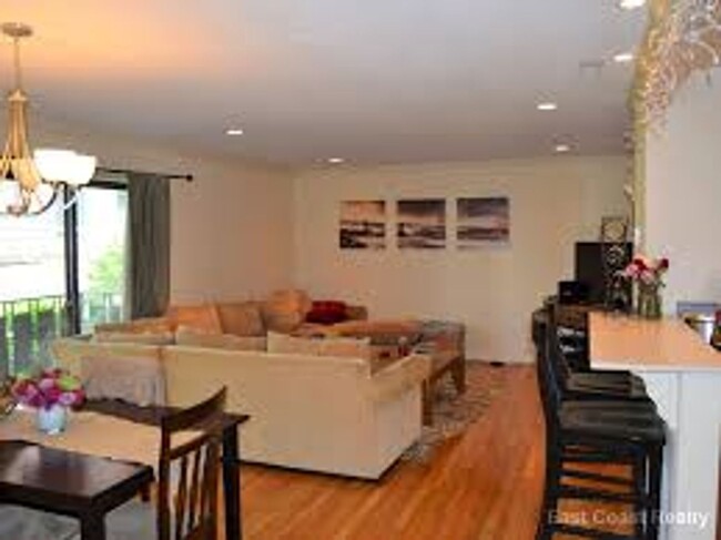 Building Photo - 2 bed. 2 Bathrooms in Chestnut Hill In-Uni...