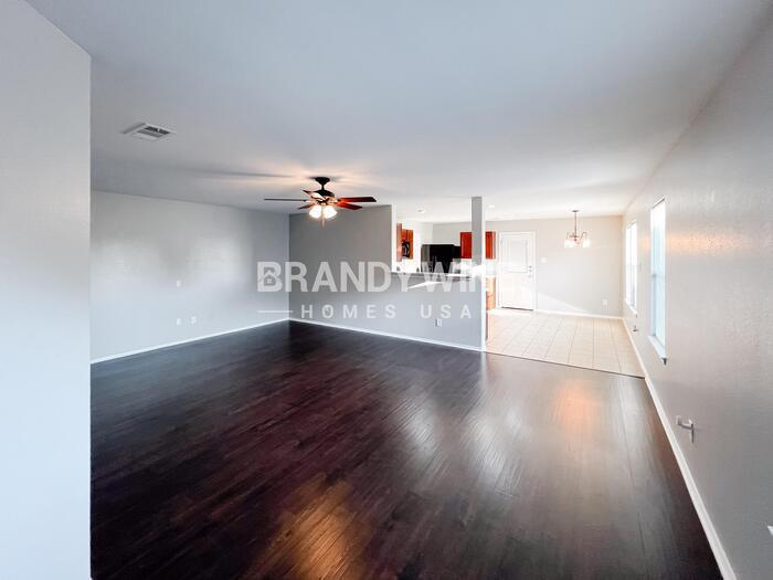 Building Photo - 411 Silver Leaf Dr