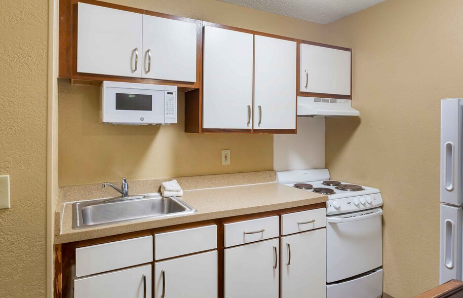 Building Photo - Furnished Studio-Raleigh - North Raleigh -...