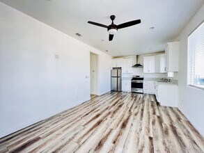 Building Photo - Private 2 bedroom, 1bath back house