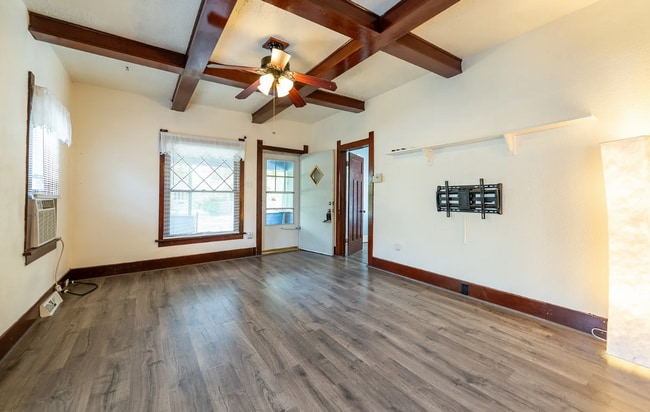 Building Photo - 25% OFF FIRST MONTHS RENT - Large Beautiful Home