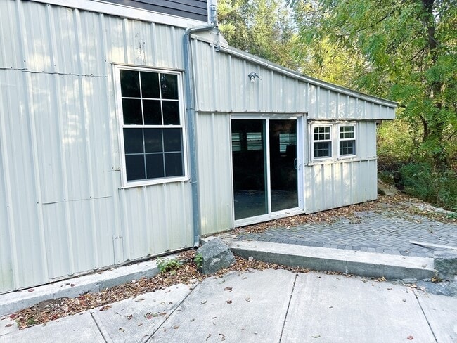 Building Photo - 125 Maple St