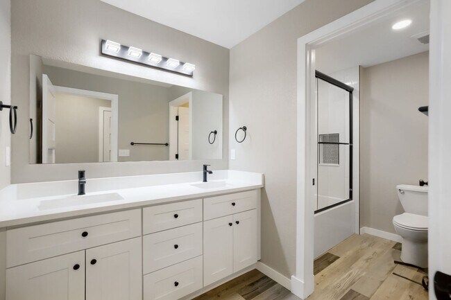 Building Photo - HISTORIC 2 BED/1 BATH HOME IN OLD TOWN LOUISVILLE: Available Now!