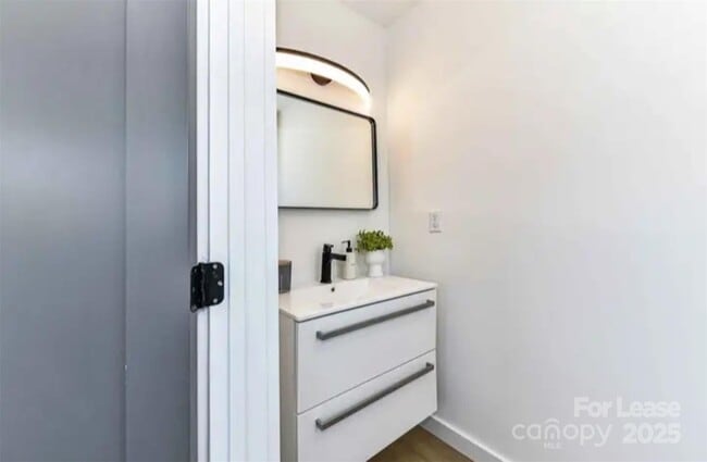 Building Photo - 216 Hermance Ln