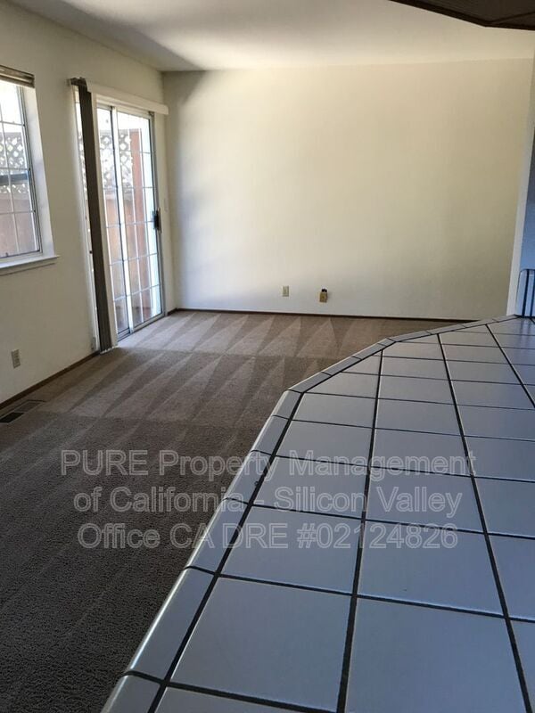 Building Photo - 276 N 7th St