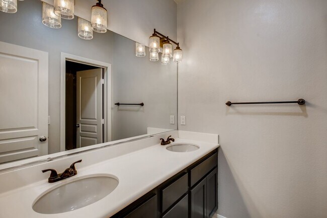 Building Photo - Fantastic 4 Bedroom House in Central San Diego Available in August!!