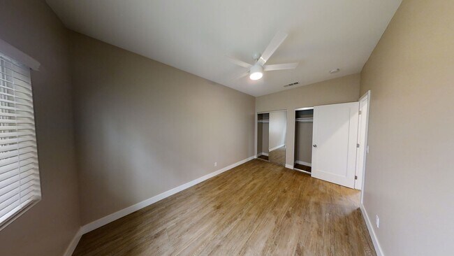 Building Photo - 4BD/2BA, Private Yard!!