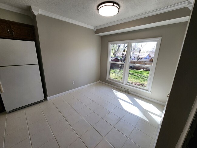 Building Photo - Spacious 3-Bedroom, 1.5-Bathroom Home AVAI...