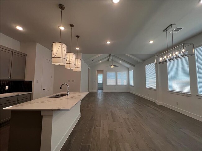 Building Photo - 10935 Cres Spg Dr
