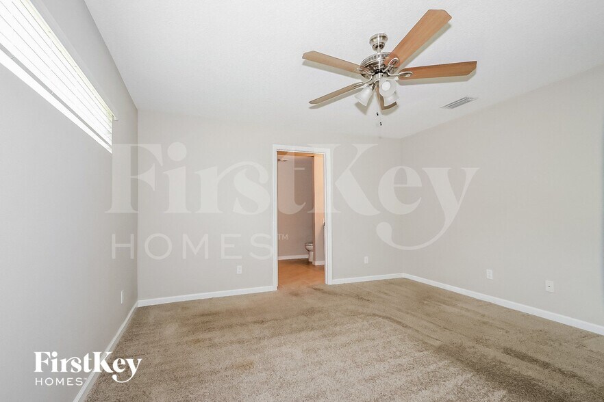 Building Photo - 623 SW Homeland Rd